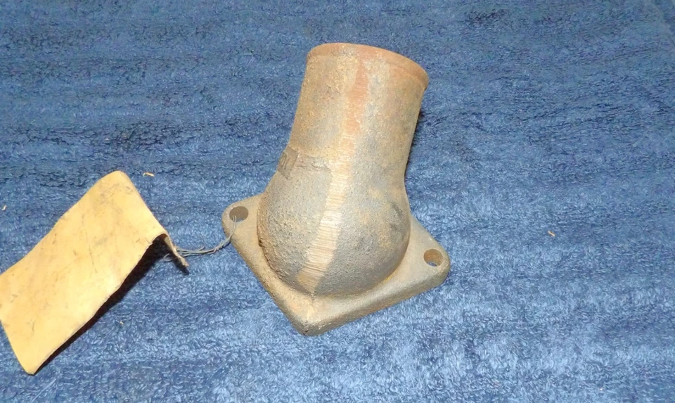 Ford F100 1964-72 F250 F350 F500 F800 NOS 352 330 361 391 CONECTOR DE SALIDA DE AGUA Foto 3 de 4