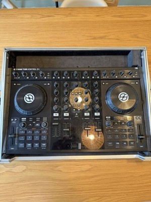 Native Instruments Traktor Kontrol S4 MK1 DJ Controller + Traktor Flight Case 