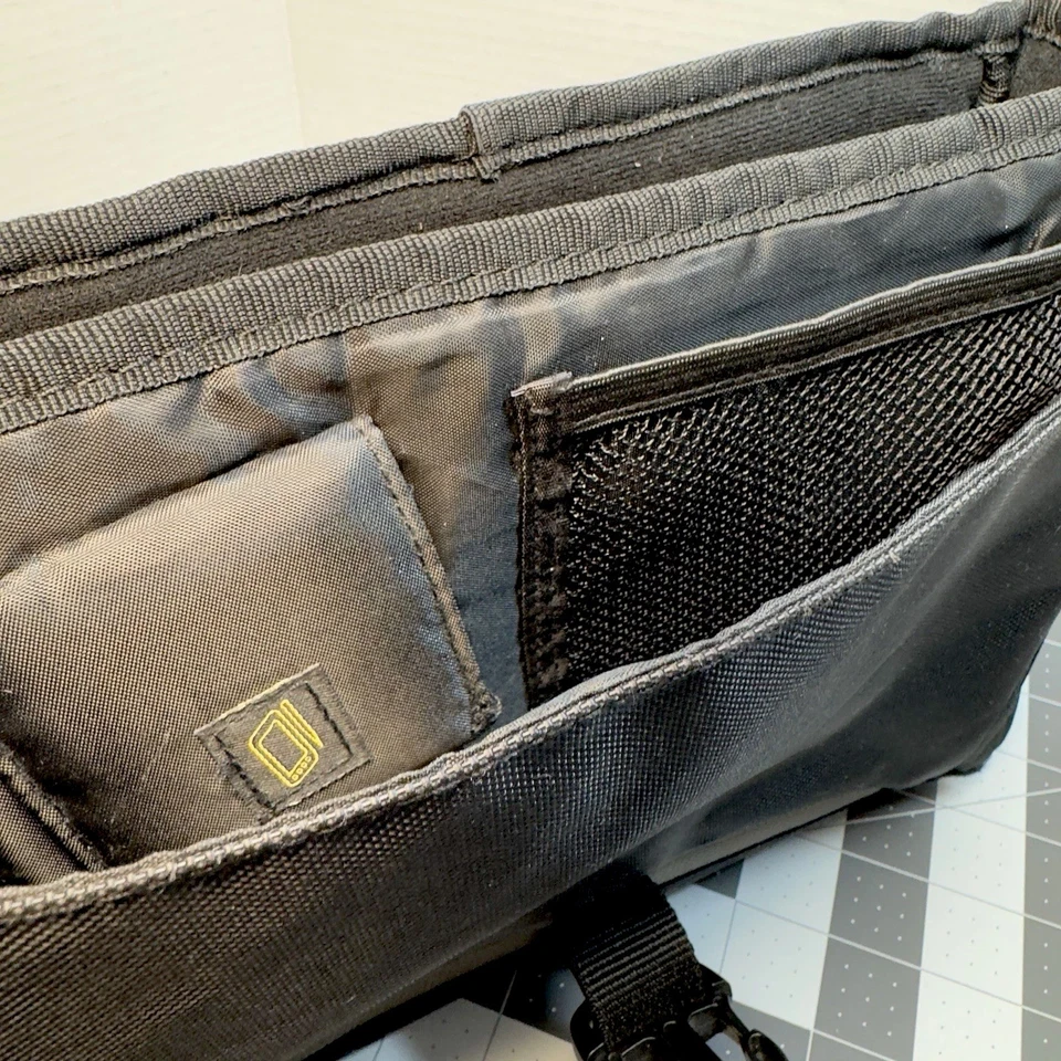 Targus Black Nylon Messenger Laptop Shoulder Bag Case 11” Adjustable Strap - Image 4 of 4