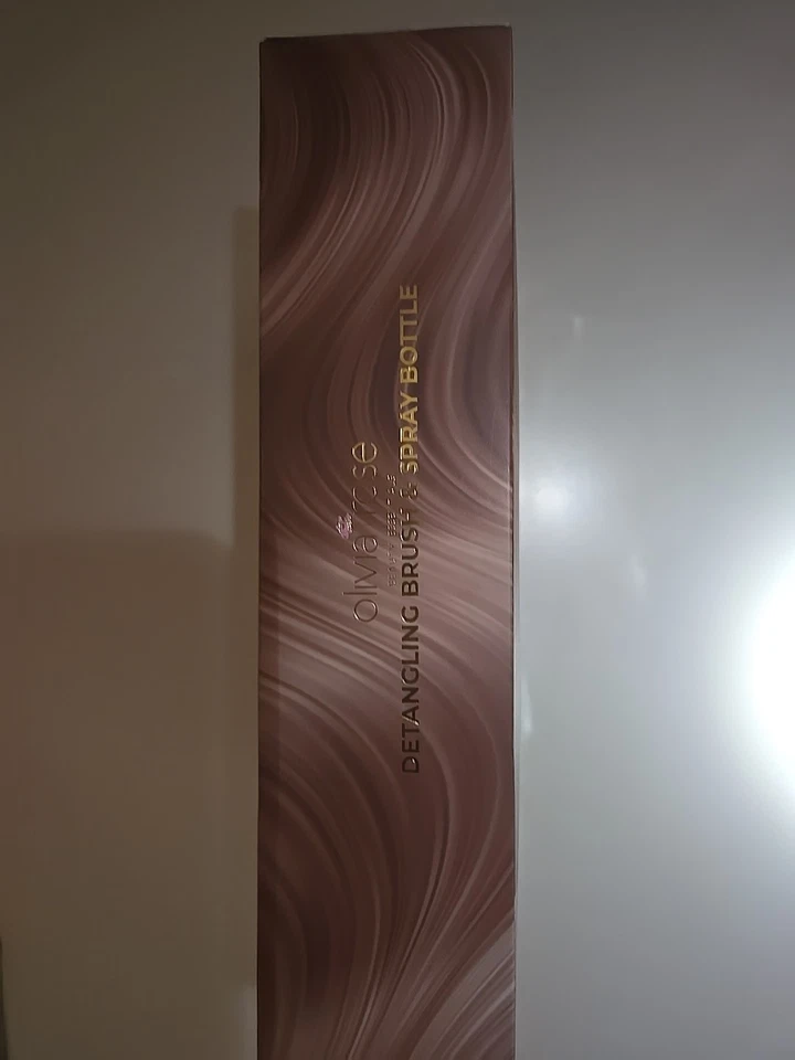 Cepillo desenredante y botella de spray Olivia Rose Foto 2 de 3