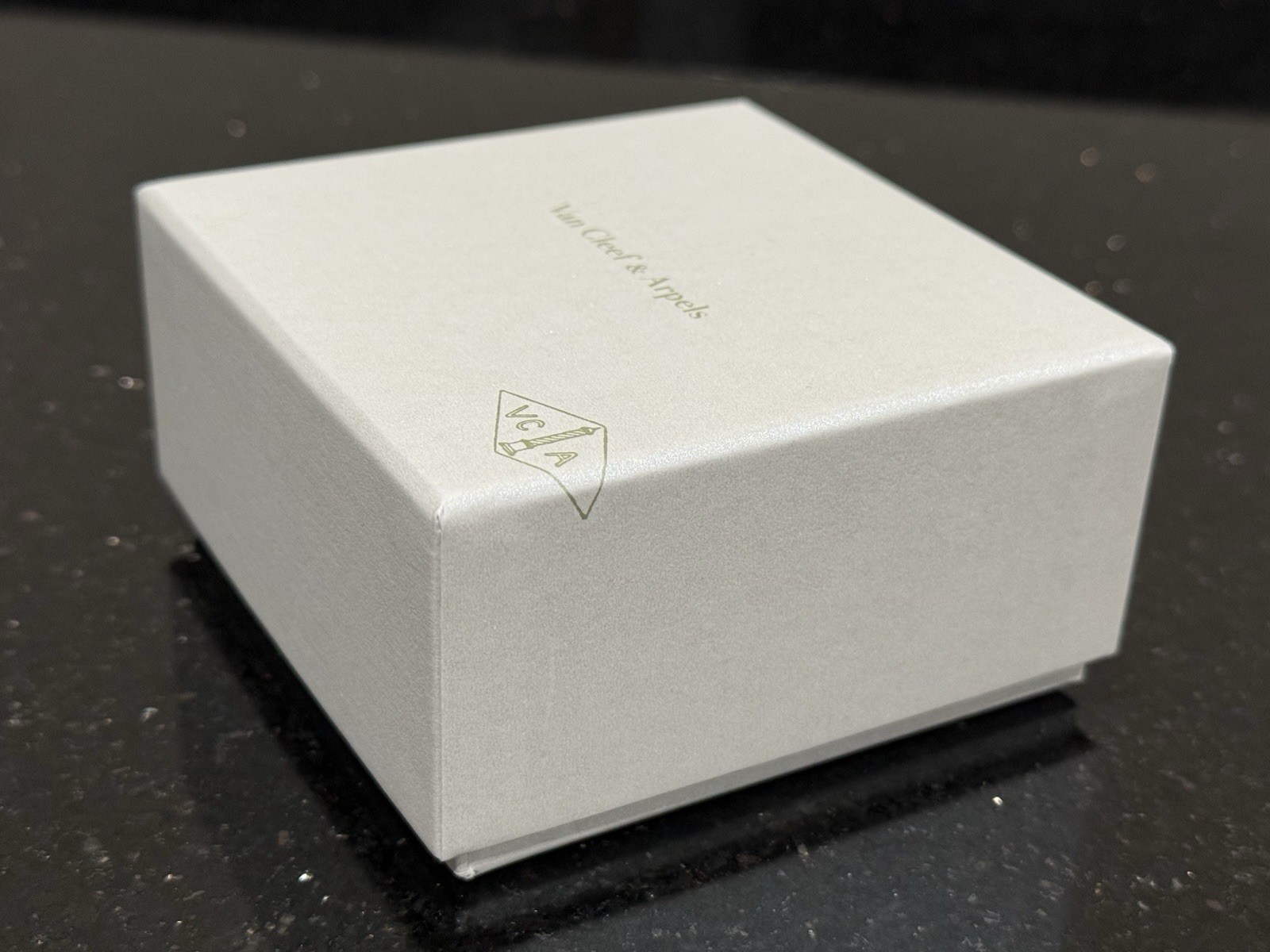 VAN CLEEF & ARPELS MAGIC PENDANT/ MEDIUM SIZED NECKLACE GIFT BOX SET (EMPTY) thumbnail 12