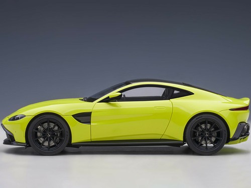 2019 ASTON MARTIN VANTAGE RHD LIME GREEN W/CARBON TOP 1/18 MODEL AUTOART 70279 - Picture 6 of 8