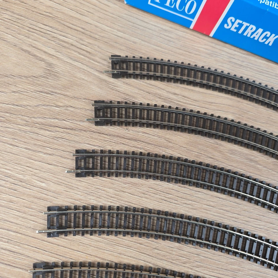 Peco ST-17 No 3 Radius Double Curve Set of 8 N Gauge Track New & Unused - Image 4 of 4