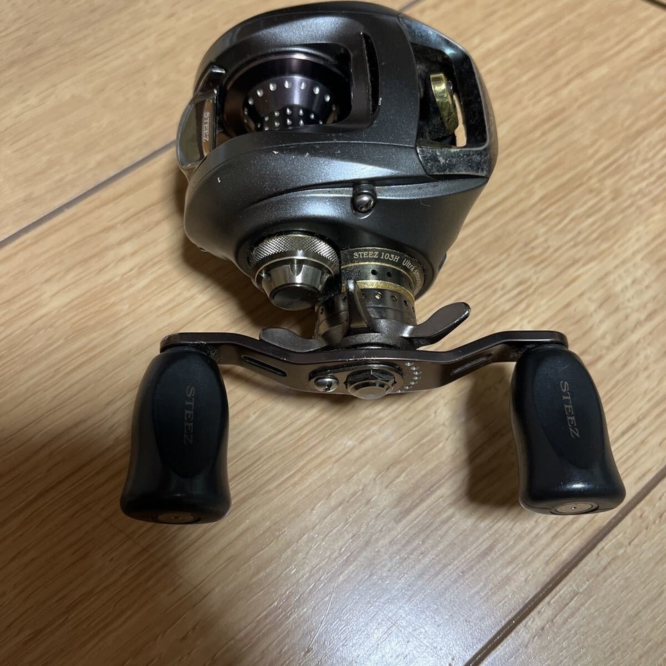 Moulinet Baitcasting Daiwa STEEZ 103H - Poignée Droite, Fabriqué Au Japon (Occasion En Bon état)