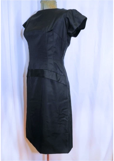 Vestido Vaina De Colección Años 60 Negro Tafetán Talla SM Cintura Caída Plisado Trasero y Lazo LBD Foto 3 de 4