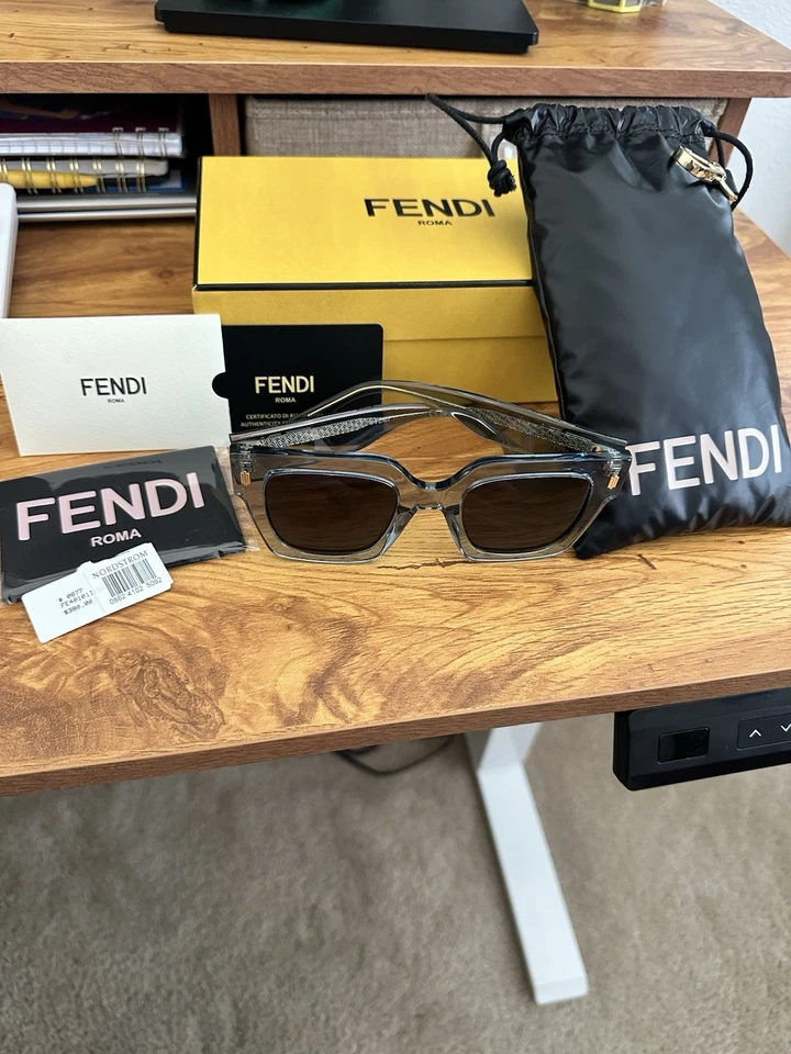 Женские солнцезащитные очки Fendi FE 40100I 90A Trasparent синие/серые квадратные Roma - Изображение 2 из 4
