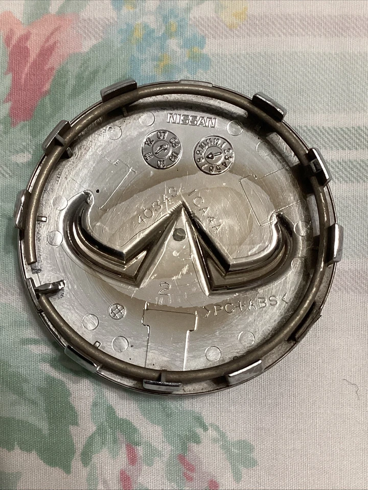 Tapa central Infiniti FX35 FX37 FX50 M37 M56 Q60 QX50 QX70 403431CA4A OEM 1 pieza Foto 2 de 4