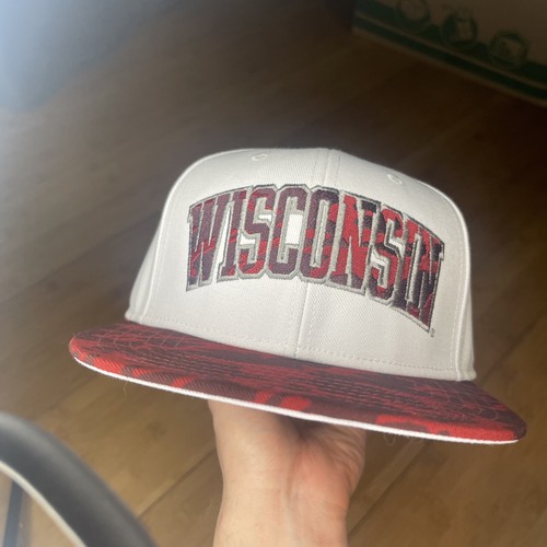 Under Armor Wisconsin Badgers Arch Red White Camo Flat Brim Fitted L/XL Hat Cap - Picture 9 of 14