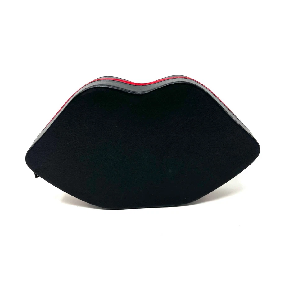 Caja con forma de labios MAC - Estuche grande de cosméticos - Cuero sintético negro con cremallera roja Foto 4 de 4
