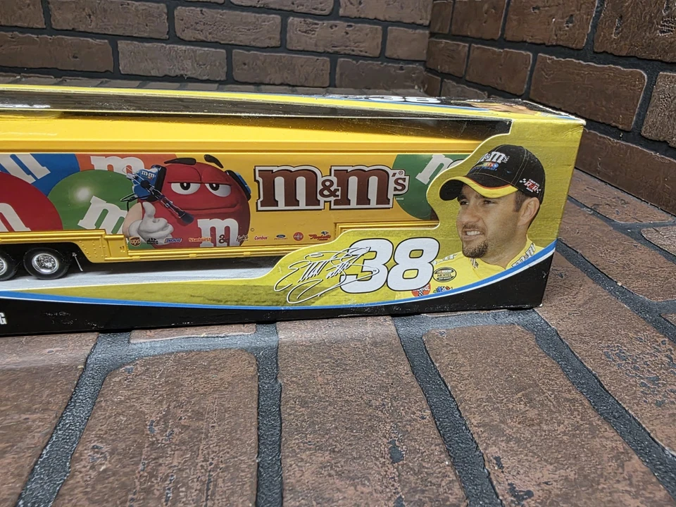 NASCAR m&m's #38 Elliott Sadler equipamento de reboque fundido 1:64 Winners Circle  - Imagem 3 de 4