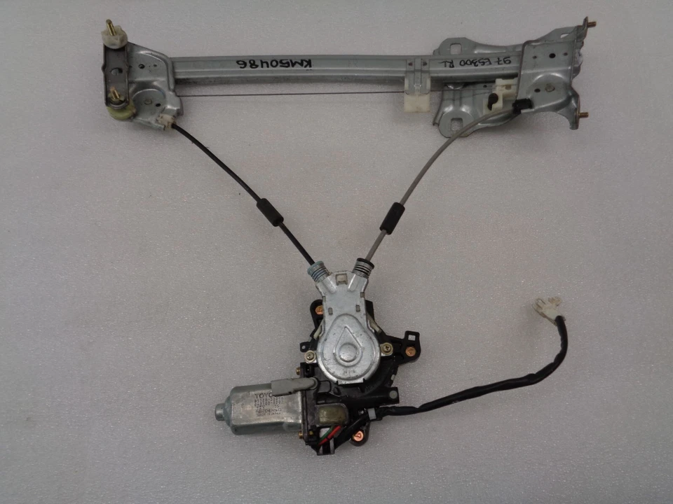 Двигатель регулятора заднего правостороннего пассажира 97-01 Lexus ES300 85720-33090 OEM KM50486 - Изображение 2 из 4