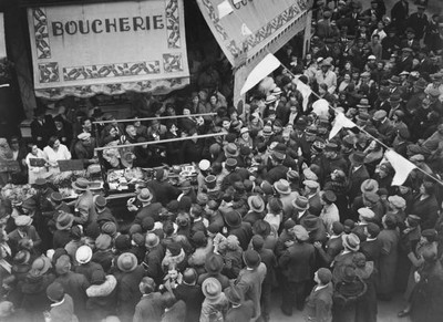 The crowd unemployed curious people flock distribution pot au feu - 1935 Photo