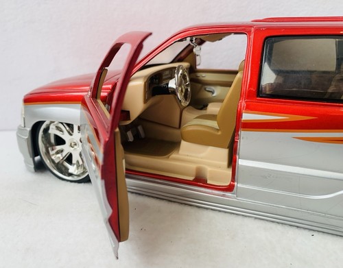 Jada Toys Dub City, 1/18 Scale GMC Yukon Denali XL In Red & Silver, GC - Picture 4 of 12
