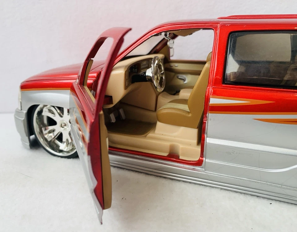 Jada Toys Dub City, escala 1/18 GMC Yukon Denali XL en rojo y plata, GC Foto 4 de 4