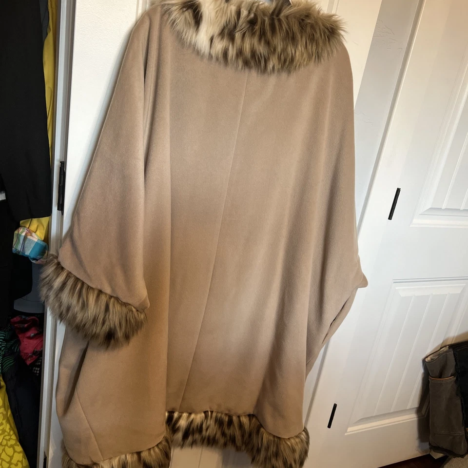Poncho Capa Adrienne Landau Microfleece Bronceado Con Cuello y Puños de Piel Sintética 3X Foto 4 de 4