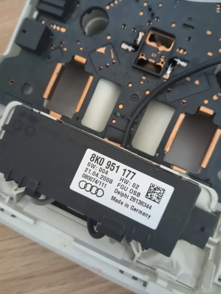 LUZ DE LECTURA TECHO DELANTERO INTERIOR AUDI A5 CUPÉ 8T 8K0951177 Foto 3 de 3