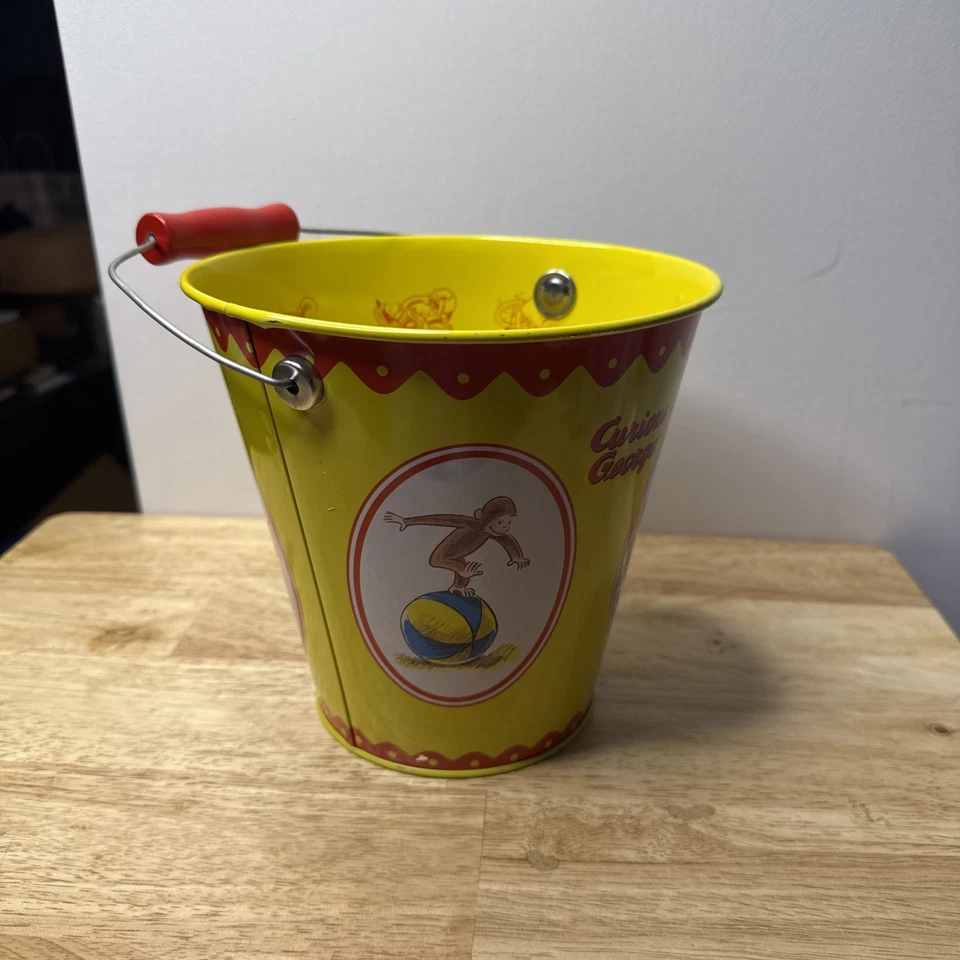 Винтажное оловянное ведро с песком Curious George Schylling с красной деревянной ручкой высотой 7 дюймов - Изображение 4 из 4
