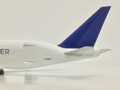 DREAM LIFTER ホーガン　1/200 BOEING 747 DREAM)LIFTER 1:200 Hogan Wings Unboxing - YouTube