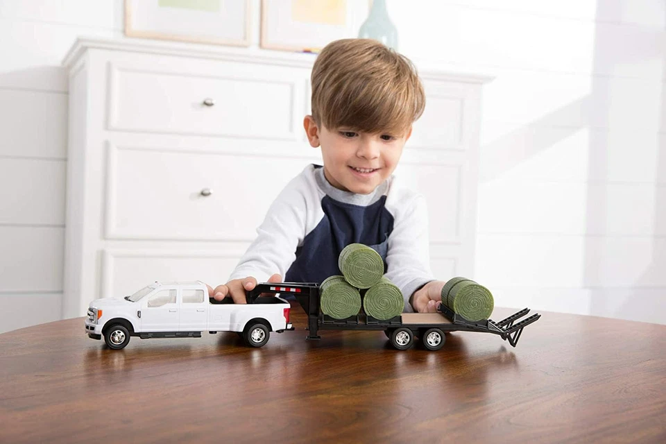 TOMY 1:32 SCALE FORD F-350 TRUCK WITH TRAILER & HAY BALES - Image 2 of 2