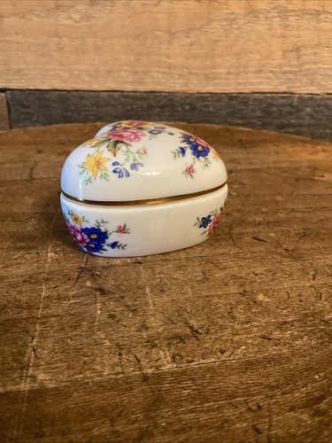 Vintage Royal Windsor Heart Flowers Trinket Box - Fine Bone China - Picture 3 of 7