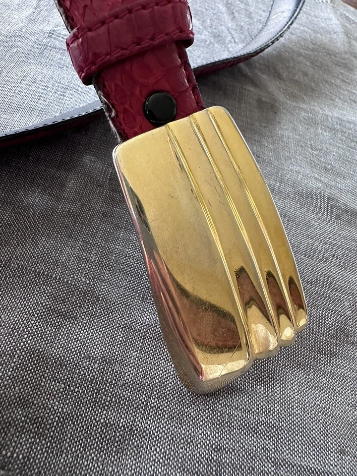 Cinturón Kathy Young de colección firmado hebilla de latón macizo arte abstracto piel de serpiente roja M Foto 3 de 4