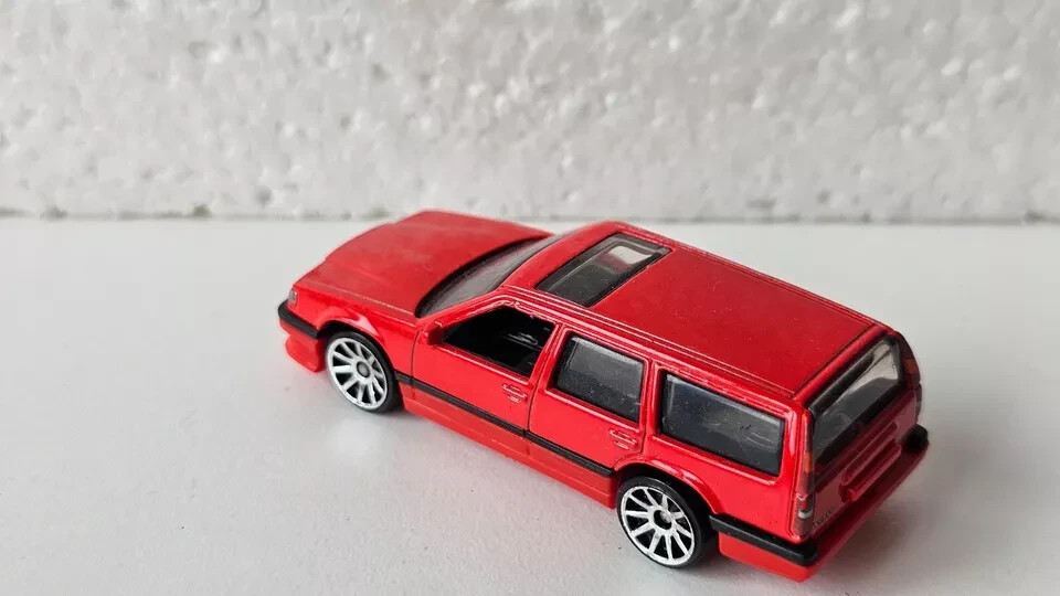 HOT WHEELS VOLVO 850 ESTATE RED GHB52 | eBay