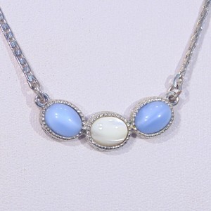 Vintage-signed-1928-company-blue-white-cats-eye-rhinestone-silver-tone-necklace