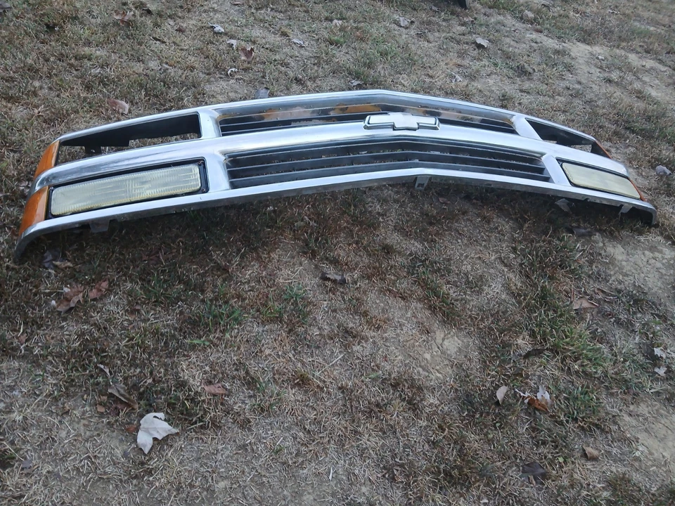 1994-1999 Chevrolet C/K 1500 2500 3500 Pickup Suburban Tahoe Chrome Grille OEM - Image 4 of 4