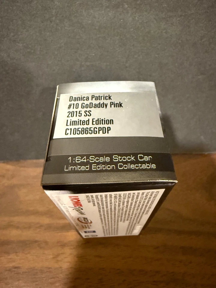 Danica Patrick 2015 No10 GoDaddy розовый SS Stewart-Haas 1/64 NASCAR CUP - Изображение 4 из 4