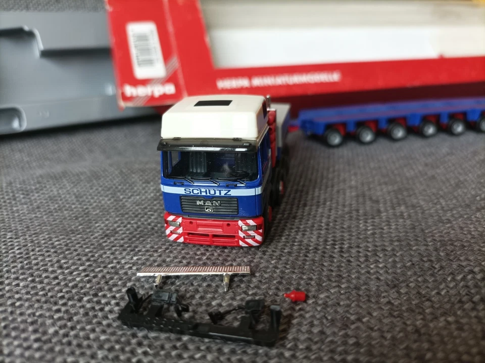 Herpa H0 1:87 in OVP - 148429 MAN E2000 8-achslinien Tieflade-Sattelzug "Schütz" - Bild 2 von 4