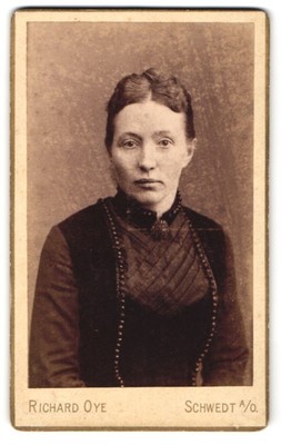 Fotografie Richard Oye, Schwedt a. O., Schlossfreiheit 77, Junge hübsche Dame m 
