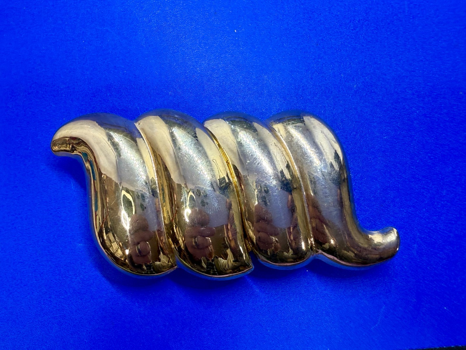 Abstract Swirl Curled Interlocking Two Piece Vint… - image 3