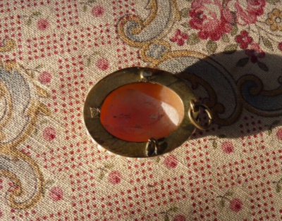 Pendentif Ancien Camée Profil Femme En Celluloïd Cadre Métal Argenté - Occasion Vintage