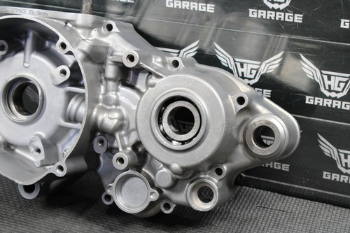 2002 SUZUKI RM250 K2 OEM LEFT ENGINE MOTOR CRANKCASE CRANK CASE - Picture 2 of 15