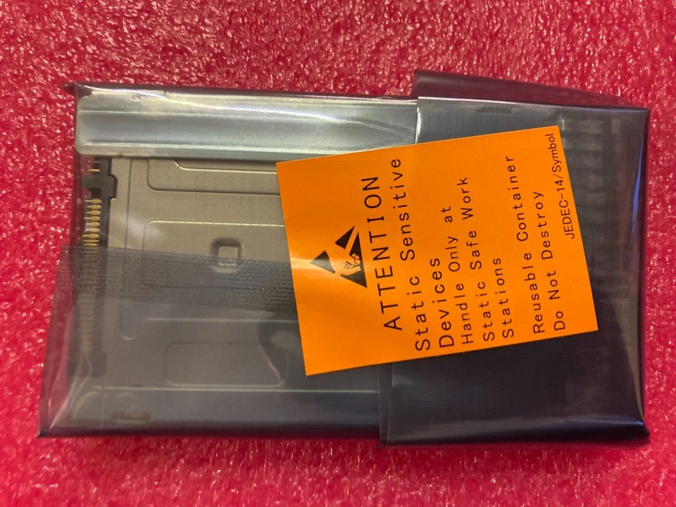 NEW 01GT728/ PX04PMB160 Lenovo ThinkSystem 1.6TB 2.5 NVME PCIE SSD - Image 2 of 4