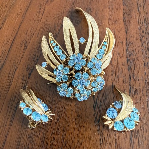 Vintage Lisner Aqua Light Blue Rhinestone Gold Tone Swirl Brooch Earrings Set