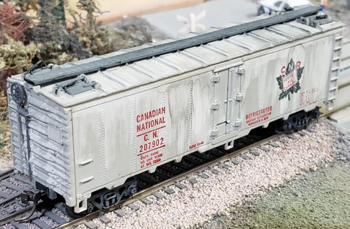 Athearn Blue Box HO Scale Weathered Canadian National (CNR) 40' Refrigerator Car - Picture 2 of 16