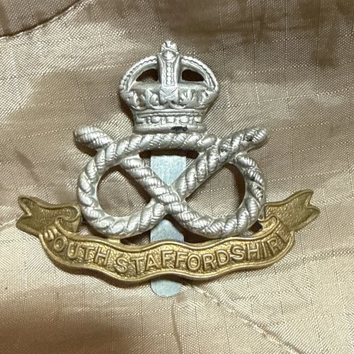 WW2  SOUTH STAFFORDSHIRE REGIMENT CAP  BADGE ORIGINAL