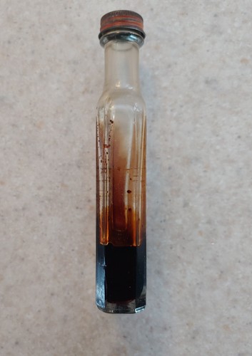 Vintage F. W. McNess Glasflasche aus schwarzem Walnussimitat mit Deckel & Original Etikett - Bild 3 von 12