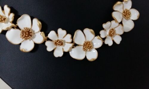Oscar de la Renta-Collier fleurs dorées émaillées en blanc - Foto 3 di 11