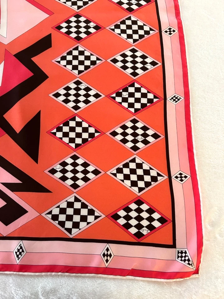Emilio Pucci Rosa Coral Negro Blanco Firmado 35" Bufanda de Seda Geométrica Enrollada a Mano Foto 3 de 4