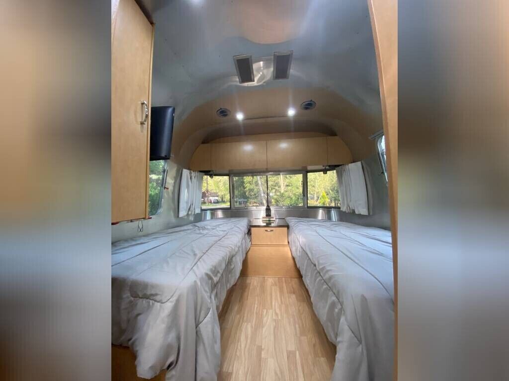 2017 Airstream Sport 22FB 22' Wheelchair Accessible Walk-In Shower 24" TV Pantry