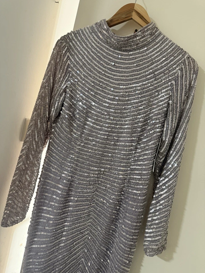 Maxi Vestido Embellecido Cuentas Y Lentejuelas Lila Con Cuentas Grises Y Manga Larga Foto 3 de 4