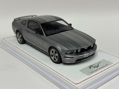 1/18 AutoArt Ford Mustang GT 2005 AutoShow SilverGrey Stripe 73013