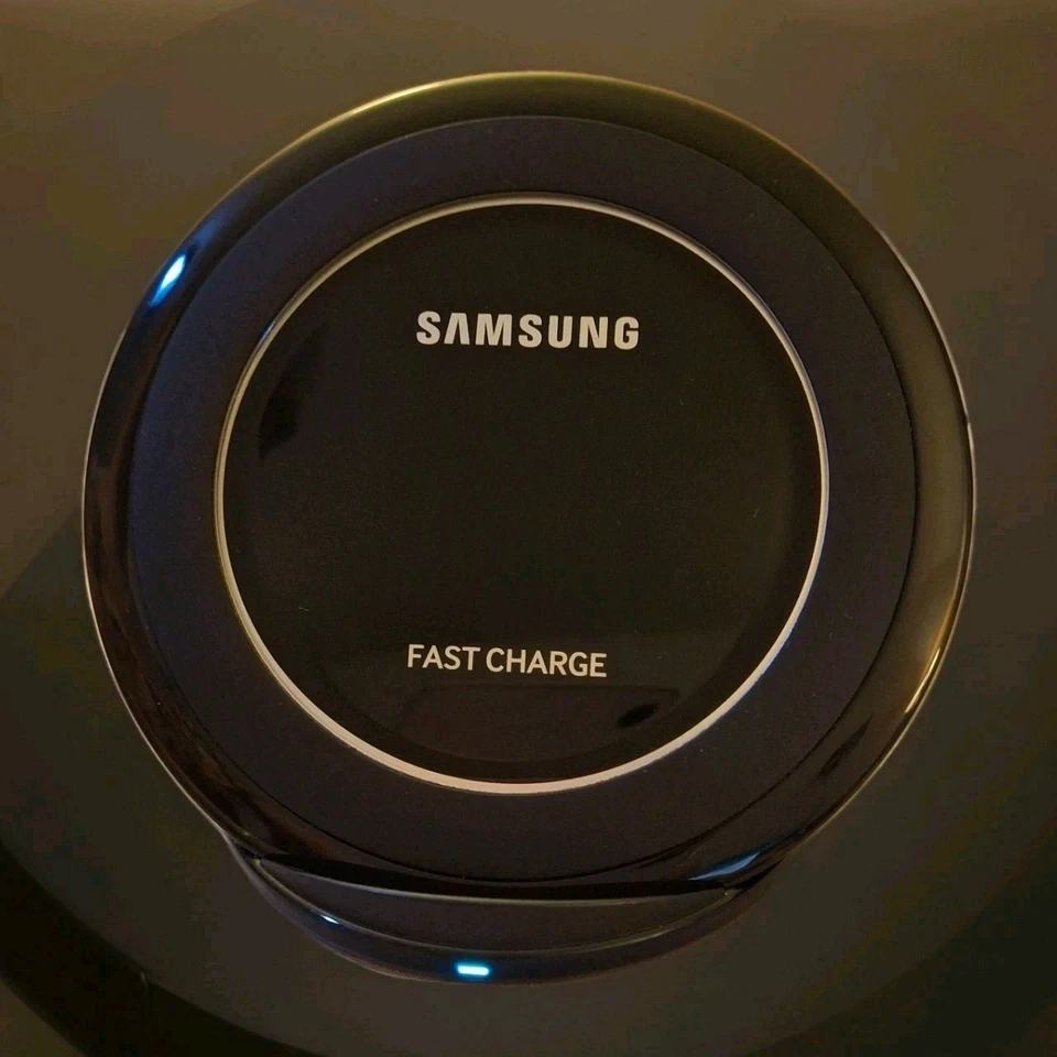 Almohadilla de carga inalámbrica de carga rápida con certificación Samsung Qi + soporte EP-NG930 - negra Foto 4 de 4