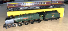 GRAHAM FARISH N  GAUGE DUCHESS CLASS QUEEN ELIZABETH 4 -6-2 RN46221 & 2 COACHES