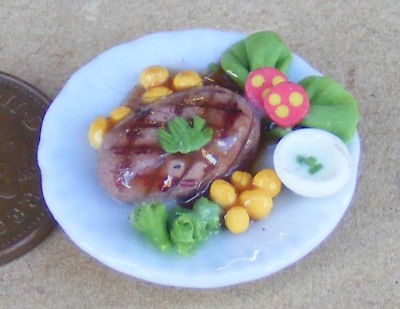 1:12 Maßstab würziger Rindfleischsalat auf einem kleinen Teller Tumdee Puppenhaus Küche Essen N
