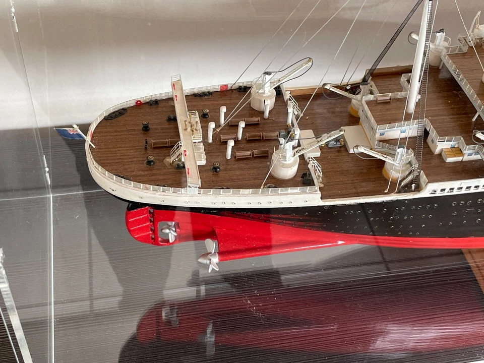 RMS Titanic Modell 110cm mit Holzsockel inkl. maßgefertigter Acrylvitrine - Bild 2 von 4