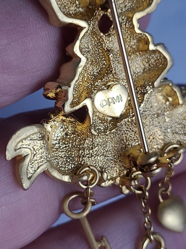 Vintage PMI Gold Tone Precious Moments Love One Another Charm Brooch Lapel Pin - Picture 7 of 7