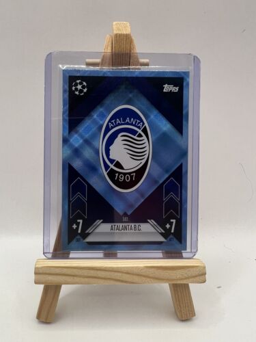 Distintivo squadra Topps Match Attax 24/25 Atalanta blu cristallo parallelo #343